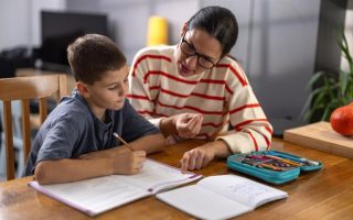 Sekolah Negeri Mulai Sepi, Orang Tua Malah Pilih 'Homeschooling AI' dan Komunitas Belajar Mandiri – Inilah 3 Alasan di Balik Tren 'Putus Sekolah Massal' yang Tak Terduga