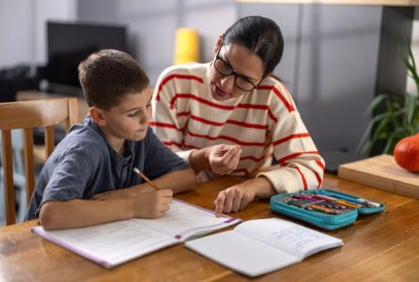 Sekolah Negeri Mulai Sepi, Orang Tua Malah Pilih 'Homeschooling AI' dan Komunitas Belajar Mandiri – Inilah 3 Alasan di Balik Tren 'Putus Sekolah Massal' yang Tak Terduga